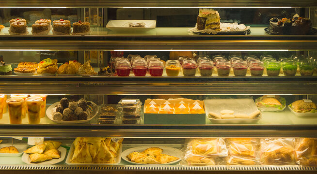pasteler&iacute;a con vitrina de dulces