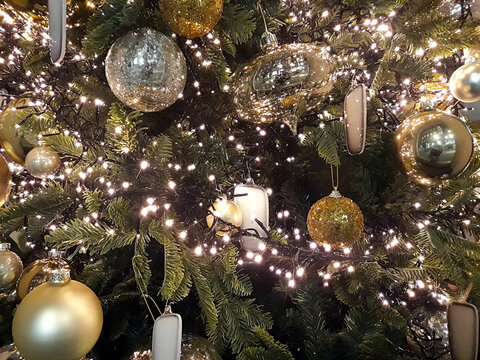 Addobbi natalizi sull'albero di Natale