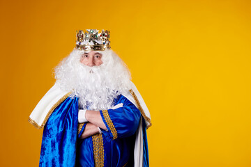 A king with white hair and beard on a yellow background