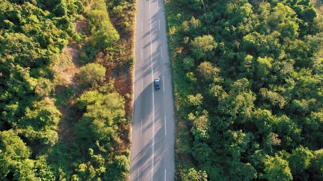 Drone en seguimiento a auto por carretera llegando a Mazatlan Sinaloa Mexico