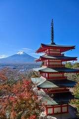 青空バックに展望台から見る富士山と五重塔のコラボ情景＠山梨