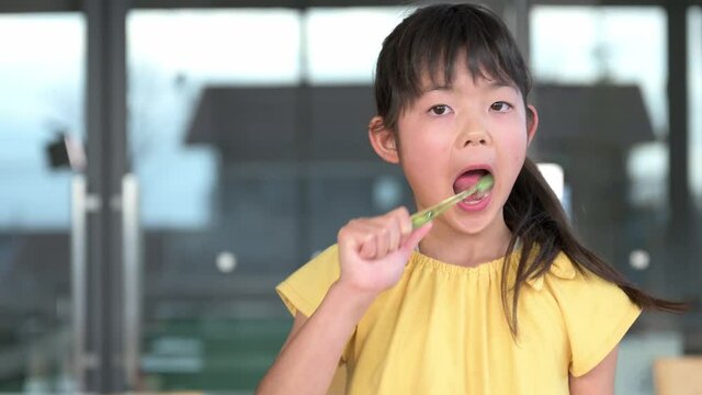 歯磨きする小学生の子ども
