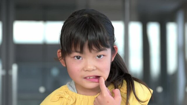 歯磨きする小学生の子ども