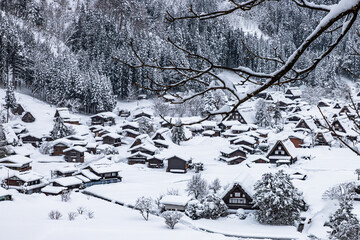 身も心も凍る豪雪の白川郷
