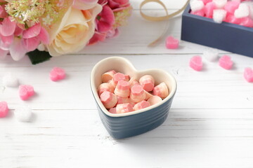 チョコレートとハートとお花｜バレンタイン・ホワイトデーのイメージ