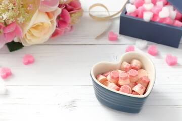 チョコレートとハートとお花｜バレンタイン・ホワイトデーのイメージ