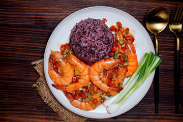 Stir-fried Prawns with Chili and Rye Berry Rice Sprinkle with boiled onions, cut into glasses.