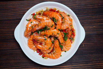 Stir-fried shrimp with chilli, topped with sliced ​​boiled onions
