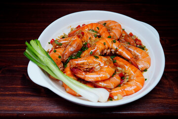Stir-fried shrimp with chilli, topped with sliced ​​boiled onions