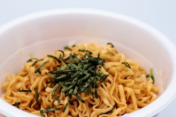 日本の汁無し油そばのクローズアップ