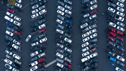 Aerial view of a parking lot full of cars during the holiday shopping season. - obrazy, fototapety, plakaty