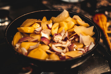cebolla, patatas y aceite, ingredientes antes de cocinar tortilla de patatas