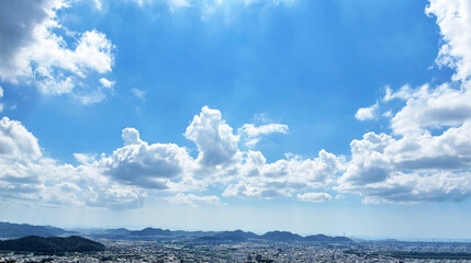 真っ青な透き通った空と街並み　眺望風景