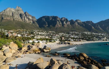 Deurstickers Camps Bay Beach, Kaapstad, Zuid-Afrika Idyllic Camps Bay beach and Table Mountain in Cape Town, South Africa