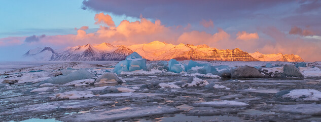 Fototapeta premium Top of glacier floes with sunny sky, Iceland