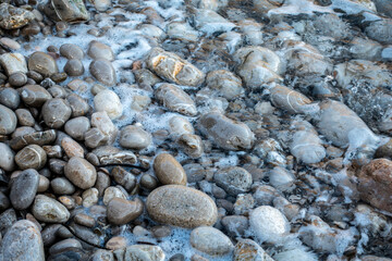 Golpe del mar en playa de rocas