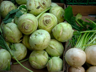 Różnokolorowe warzywa na targach ekologicznej zdrowej żywności gdzie były sprzedawane warzywa...