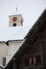 Clocher de l'église de Vals en Suisse sous la neige