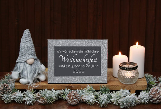 Weihnachtskarte: Weihnachtsdekoration mit beschriftetem Fotorahmen .