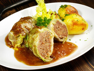 Kohlrouladen mit Kartoffeln und Sauce