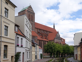 Obraz premium Grube und Nikolaikirche in Wismar