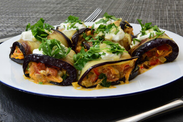 rouladen aus auberginen mit fühlung aus möhren, tomaten und zwiebeln