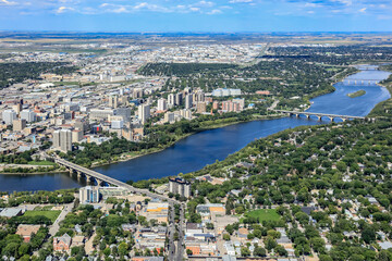 Obraz premium Aerial view of the downtown area of Saskatoon, Saskatchewan, Canada