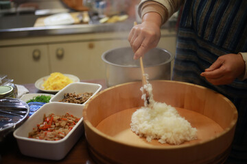 ちらし寿司を作る女性の手元