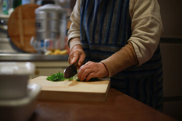 料理をする女性の手元