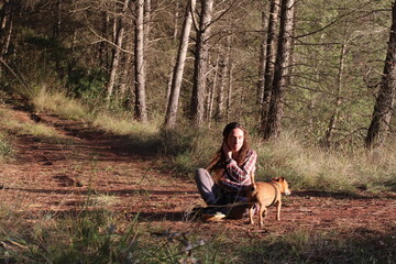 Fototapeta premium Paseo en el bosque Chica y perro