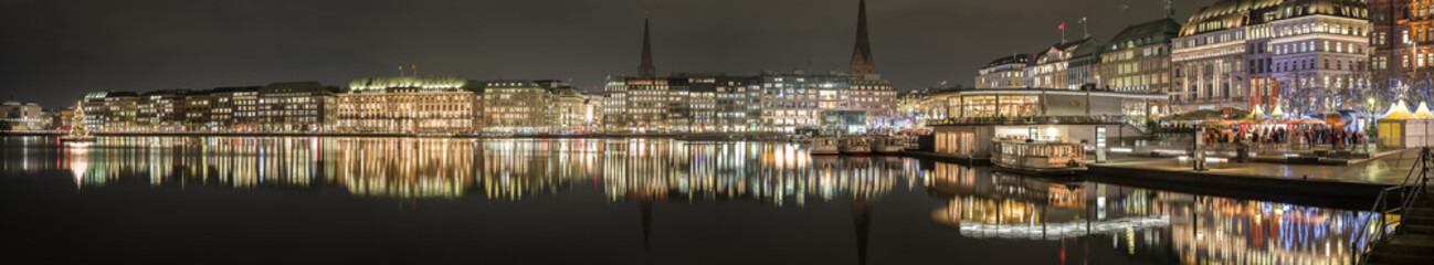 Fototapeta na wymiar Dezember Panorama City Hamburg abends