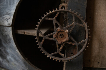 Mécanisme et engrenages rouillés en métal avec fond en bois usé. Pouvant servir d'arrière plan et symboliser le temps qui passe ou bien le travail
