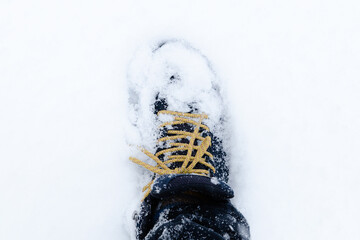 雪を踏みしめる足