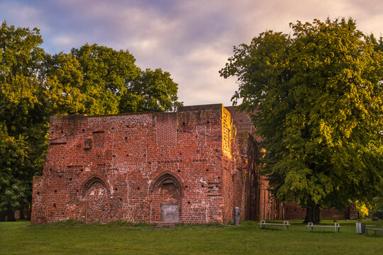 Ruine des Zisterzienserklosters in Greifswald-Eldena zum Sonnenaufgang