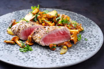 Modern Style dry aged Schweinefilet Chateaubriand Medaillon Steak mit Pfifferlingen und...