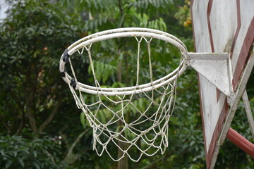 Fototapeta na wymiar Aro de basquetbol de parque en ambiente natural 