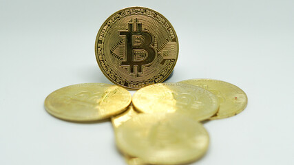 Moneda de Bitcoin en oro o dorado sobre fondo blanco