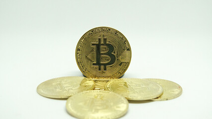 Moneda de Bitcoin en oro o dorado sobre fondo blanco