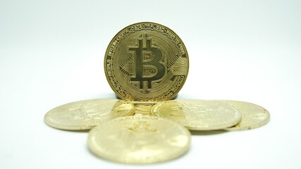 Moneda de Bitcoin en oro o dorado sobre fondo blanco