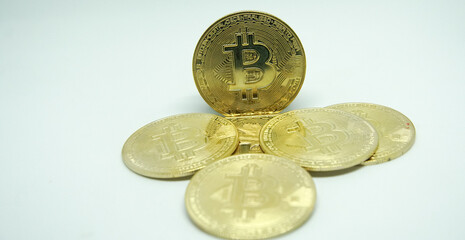 Moneda de Bitcoin en oro o dorado sobre fondo blanco