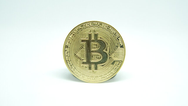 Moneda de Bitcoin en oro o dorado sobre fondo blanco