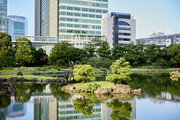 ビル街の中にある日本庭園