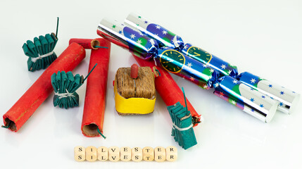 Silvester Dekoration auf weißen Hintergrund zur Silvesterfeier dekoriert 