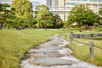 東京の日本庭園にある人道