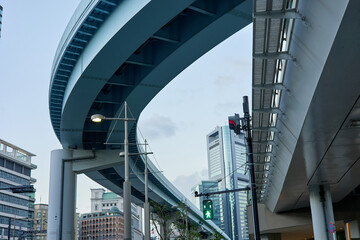 日本のビル街とモノレールを見上げた風景