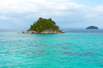 Fototapeta premium Sea wave flowing to rock on beach of Lipe island in Thailand.