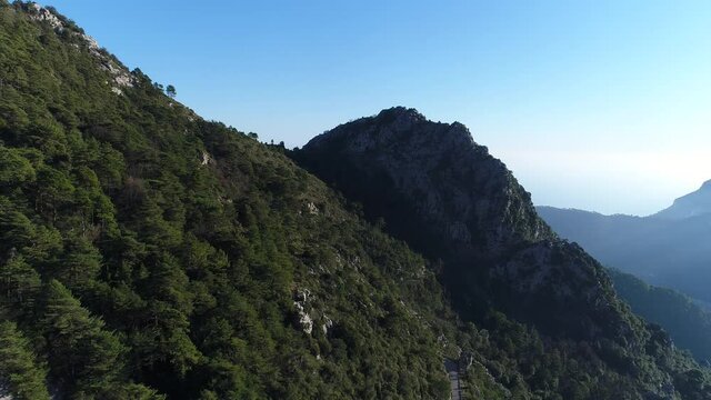 Col de la Madone de Gorbio sous le soleil - Alpes-Maritimes