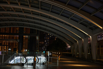 東京の夜の無人空間、光るエスカレーター