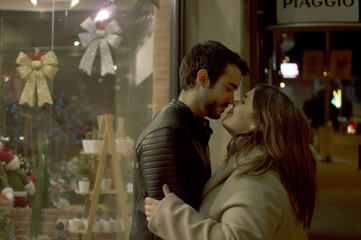 Beso de parejas en navidad