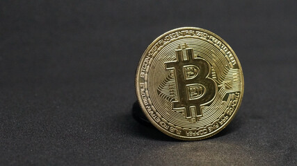 Moneda de Bitcoin sobre fondo negro